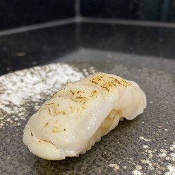 ซูชิหน้าโฮตาเตะเบิร์น (Burnt Hotate Sushi)