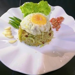 ข้าวผัดยำใบชาและไข่ดาว