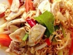 ยำมาม่าหมูยอ