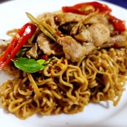 มาม่าผัดฉ่าหมู