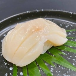 ซูชิหน้าหอยโฮตาเตะ (Hotate Sushi)