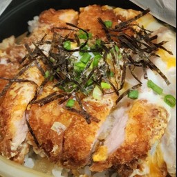 ข้าวคัตสึด้ง (ข้าวหน้าหมูทอดและไข่)