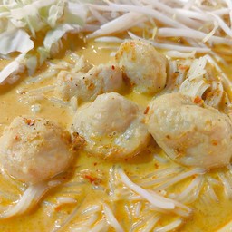 ขนมจีนน้ำยาแกงใต้ลูกชิ้นปลากราย