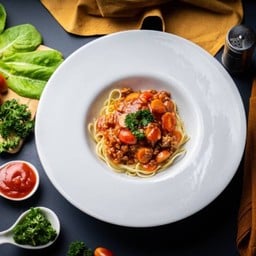 สปาเก็ตตี้หมูสับ-ไส้กรอกซอสแดง