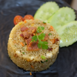 ข้าวผัดไข่เค็มและเบค่อน