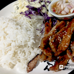 ข้าวหอม   หมูย่างราดพริกน้ำปลา