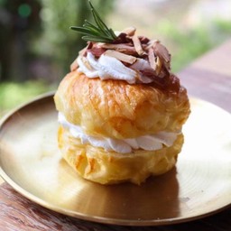 Cruffin caramel almond