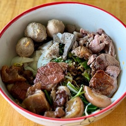 ก๋วยเตี๋ยวรวมเนื้อพิเศษ