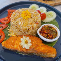 ข้าวผัดแจ่วแซลม่อนย่าง