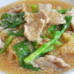 ราดหน้าหมูเส้นผสมเส้นหมี่กับเส้นใหญ่