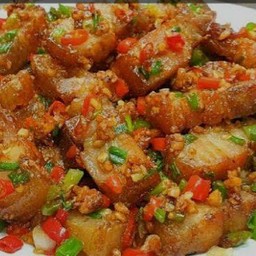 สามชั้นคั่วพริกเกลือ