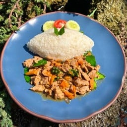 ข้าวเนื้อผัดพริกเหลือง