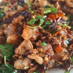 กะเพราเนื้อชิ้น กับข้าว ใช้เนื้อติดมันอย่างดี