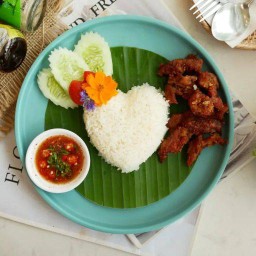 ข้าวราดหมูทอดกระเทียม