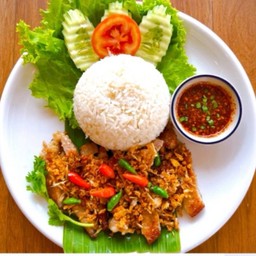 ข้าวหมูสามชั้นทอดคั่วพริก