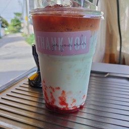 นมสดสตอเบอรี่ชาไทย