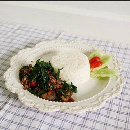 ข้าวราดกะเพราไข่เยี่ยวม้า