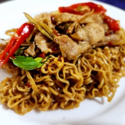 มาม่าผัดขี้เมาไก่