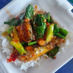 ข้าวผัดคะน้าปลากระป๋อง