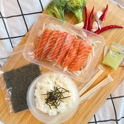 เซ็ตม่อนแล่ 100 กรัมพร้อมข้าวและสาหร่าย