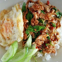 ข้าวกระเพาหมูชิ้นไข่ดาว