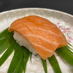 ซูชิหน้าแซลมอน (Salmon Sushi)
