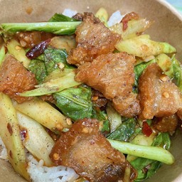 คะน้าหมูกรอบราดข้าว