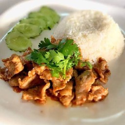 ข้าวหมูกะเทียม