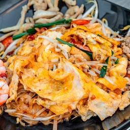 ผัดไทยไข่คู่กุ้งสด