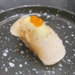 ซูชิหน้าโฮตาเตะ ซอสอิกุระมาโย (Hotate Sushi With Ikura Mayo Sauce)