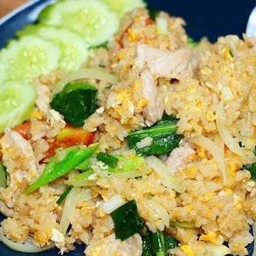 ข้าวผัดหมูใส่ไข่
