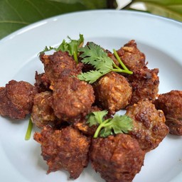 หมูก้อนทอดกระเทียมพริกไทย ราดข้าว