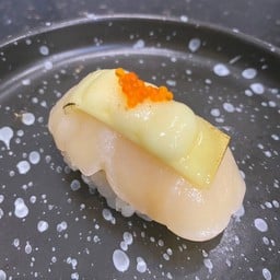 ซูชิหน้าโฮตาเตะ เบิร์นชีส (Burnt Hotate Sushi With Cheese)