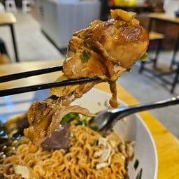 เฮียหนิ  ก๋วยเตี๋ยวไก่ เย็นตาโฟ ข้าวมันไก่ ท่าข้าม