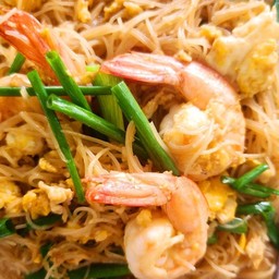 หมี่ขาวผัดไข่ใส่กุ้งสด