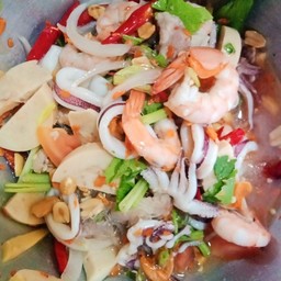 ยำหมูหมึกกุ้งหมูสับ