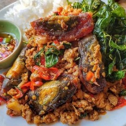 กระเพราหมูสับไข่เหยี่ยวม้า(ราดข้าว)