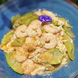 ข้าวบวบผัดไข่ใส่กุ้ง