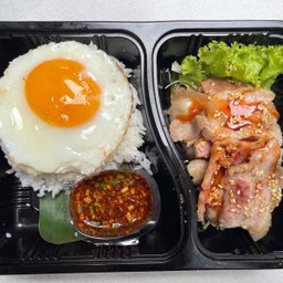 ข้าวหน้าสามชั้นย่าง ไข่เยิ้ม