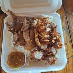 ข้าวสวยหน้าหมูทอด หมูกรอบ