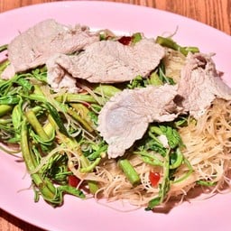ผัดเส้นหมี่กระเฉดหมู