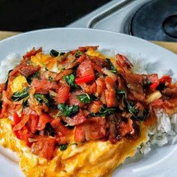 ข้าวกระเพราเบคอนไข่ข้น