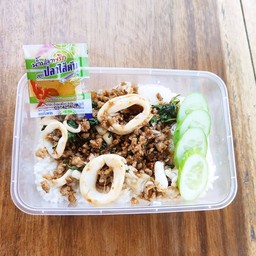 กะเพราหมูสับ+ปลาหมึก