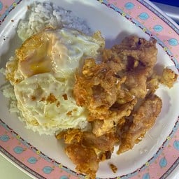ข้าวหมูทอดกระเทียมไข่ดาว(แบบแห้งอร่อยยยย)