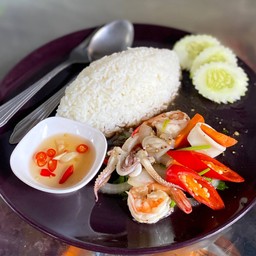ข้าวทะเลผัดพริกไทยดำ