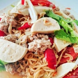 ยำมาม่าแซ่บทรงเครื่อง