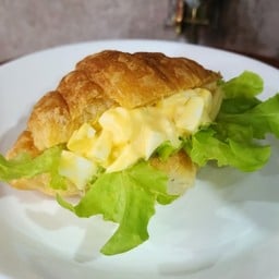 ครัวซองต์สลัดไข่ต้ม