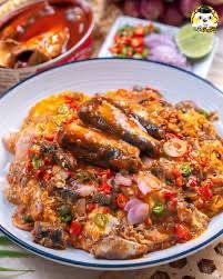 ข้าวไข่ขยี้ปลากระป๋อง