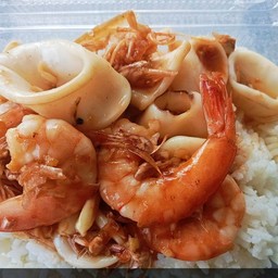 ข้าวหมึกกุ้งกระเทียมพริกไทย