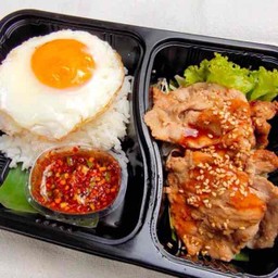 ข้าวหน้าหมูนุ่ม ไข่เยิ้ม